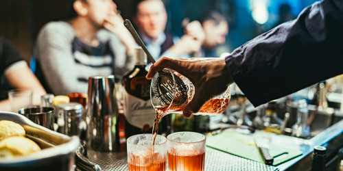 I cocktail a base di gin nei film: un viaggio tra cinema e mixology